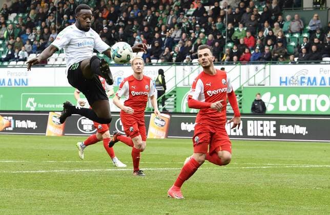 28 10 2017 Football season 2017 2018 2 Soccer Bundesliga 12 Day SpVgg Greuther Fürth Kleeblatt SV Sandhausen SVS Khaled Narey 21 SpVgg Greuther Fürth scored goal Goal shot to 1 0 gg Leart Paqarada 19 SV Sandhausen