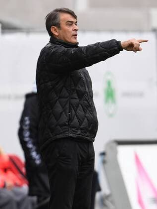 28 10 2017 Football Season 2017 2018 2 Football Bundesliga 12 Gameday SpVgg Greuther Fürth Cloverleaf SV Sandhausen SVS Damir Buric Coach SpVgg Greuther Fürth shows hint