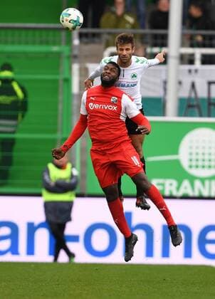 28 10 2017 Football Season 2017 2018 2 Football Bundesliga 12 Gameday SpVgg Greuther Fürth Cloverleaf SV Sandhausen SVS Marco Caligiuri 13 SpVgg Greuther Fürth in the header with Richard Sukuta Pasu 10 SV Sandhausen