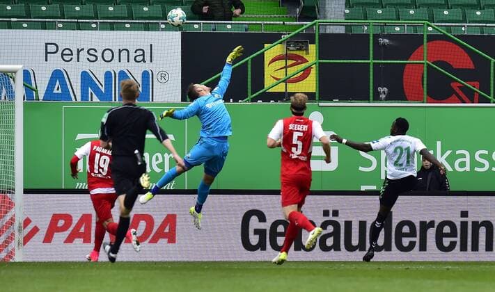 28 10 2017 Football Season 2017 2018 2 Football Bundesliga 12 Gameday SpVgg Greuther Fürth Cloverleaf SV Sandhausen SVS MeZi Khaled Narey 21 SpVgg Greuther Fürth scored a goal on goal against 1 0 against Marcel Schuhen 16 SV Sandhausen