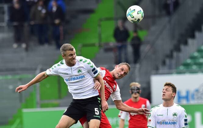 28 10 2017 Football Season 2017 2018 2 Football Bundesliga 12 Gameday SpVgg Greuther Fürth Cloverleaf SV Sandhausen SVS Richard Magyar 5 SpVgg Greuther Fürth in the header duel with Manuel Stiefler 21 SV Sandhausen
