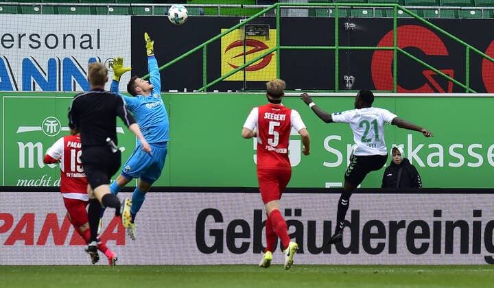 28 10 2017 Football Season 2017 2018 2 Football Bundesliga 12 Gameday SpVgg Greuther Fürth Cloverleaf SV Sandhausen SVS MeZi Khaled Narey 21 SpVgg Greuther Fürth scored a goal on goal against 1 0 against Marcel Schuhen 16 SV Sandhausen
