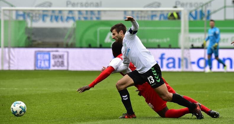 28 10 2017 Football Season 2017 2018 2 Football Bundesliga 12 Gameday SpVgg Greuther Fürth Cloverleaf SV Sandhausen SVS Marco Caligiuri 13 SpVgg Greuther Fürth ahead of Richard Sukuta Pasu 10 SV Sandhausen