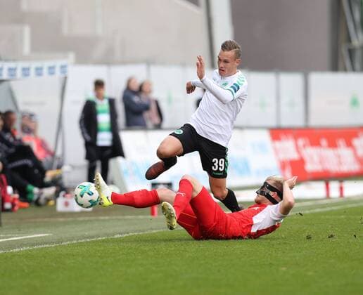 David Raum SpVgg Greuther Fuerth in a duel with Marcel Seegert SV Sandhausen Encounter SpVgg Greuther Fuerth vs SV Sandhausen 28 10 2017 2 Bundesliga Fuerth Copyright: xWuestx Eibner-Pressefotox EP_fwt