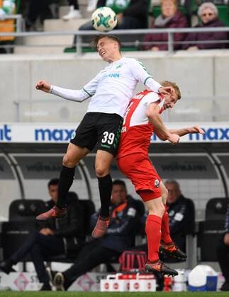 28 10 2017 Football Season 2017 2018 2 Football Bundesliga 12 Matchday SpVgg Greuther Fürth Cloverleaf SV Sandhausen SVS David Room 39 SpVgg Greuther Fürth in the header duel with Philipp Klingmann 24 SV Sandhausen