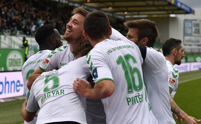 28 10 2017 Football Season 2017 2018 2 Football Bundesliga 12 Gameday SpVgg Greuther Fürth Cloverleaf SV Sandhausen SVS Torjubel Rejoicing for goal Goal to goal scored for 2 1 by Mario Maloca 22 SpVgg Greuther Fürth