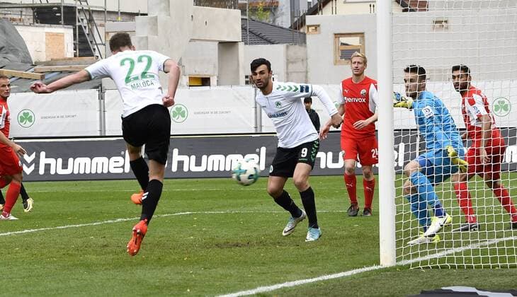 28 10 2017 Football Season 2017 2018 2 Football Bundesliga 12 Gameday SpVgg Greuther Fürth Cloverleaf SV Sandhausen SVS Mario Maloca 22 SpVgg Greuther Fürth scored a goal on goal scored the 2 1 against Marcel Schuhen 16 SV Sandhausen