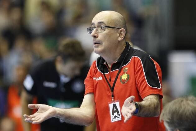 spain trainer jordi ribera romans gives gestures instructions gesturing with the arms gives instructions gesticulate handball international match Germany Spain xtgx