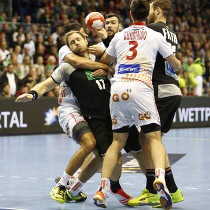 vl Arnau Garcia Barcelo vs Steffen Weinhold Duel duel tackle Dynamics Action Action Handball Internationals Germany Spain xtgx