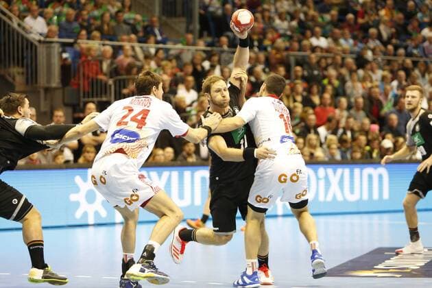 vl steffen weinhold against alex dujshebaev Duel duel tackle Dynamics Action Action Handball International match Germany Spain xtgx