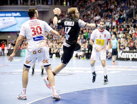 Steffen Weinhold Nr 17 Germany throws after passing Gedeon Guardiola No. 30 Spain Germany Spain Magdeburg Copyright: xDanielxReinelt xEibner-Pressefotx EP_drt