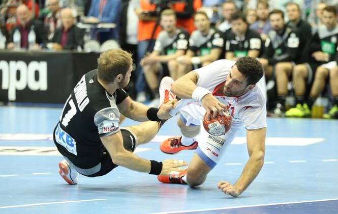 28 10 2017 xcsx Handball Laender match Men Germany Spain emspor v l Steffen Weinhold Germany in a duel battle for the ball with Iosu Goni Leoz Spain Magdeburg