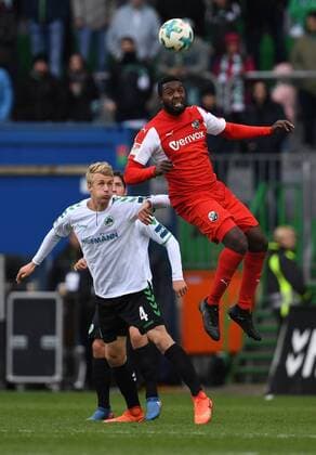 28 10 2017 Football Season 2017 2018 2 Football Bundesliga 12 Matchday SpVgg Greuther Fürth Cloverleaf SV Sandhausen SVS Lukas Gugganig 4 SpVgg Greuther Fürth Richard Sukuta Pasu 10 SV Sandhausen right