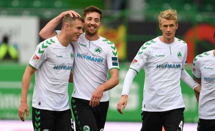 28 10 2017 Football Season 2017 2018 2 Football Bundesliga 12 Gameday SpVgg Greuther Fürth Cloverleaf SV Sandhausen SVS Richard Magyar 5 SpVgg Greuther Fürth Mario Maloca 22 SpVgg Greuther Fürth Lukas Gugganig 4 SpVgg Greuther Fürth Rejoicing after the match