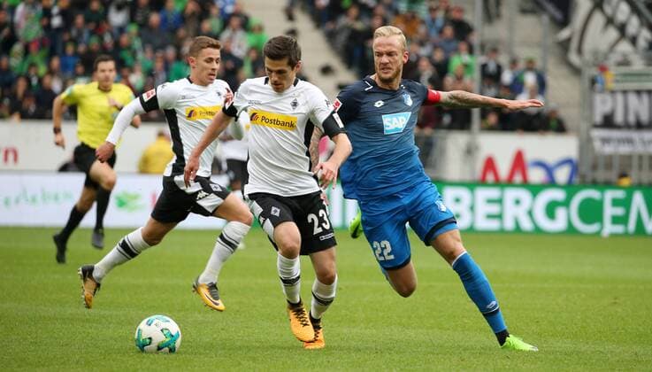 Fussball 1. Bundesliga: TSG 1899 Hoffenheim - Borussia Mönchengladbach, 10. Spieltag am 28.10.2017 in der Wirsol Rhein Neckar Arena, xmdx, Jonas HOFMANN (23, Borussia Moenchengladbach), Kevin VOGT (22, 1899 Hoffenheim) TSG 1899 Hoffenheim - Borussia Mönchengladbach *** Soccer 1 Bundesliga TSG 1899 Hoffenheim Borussia Mönchengladbach 10 Round on 28 10 2017 in Wirsol Rhein Neckar Arena Jonas HOFMANN 23 Borussia Moenchengladbach Kevin VOGT 22 1899 Hoffenheim TSG 1899 Hoffenheim Borussia Mönchengladbach