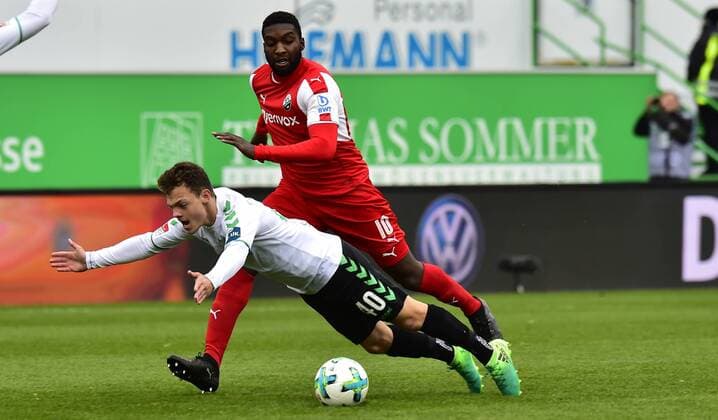 28 10 2017 Football Season 2017 2018 2 Football Bundesliga 12 Gameday SpVgg Greuther Fürth Cloverleaf SV Sandhausen SVS MeZi Patrick Sontheimer 40 SpVgg Greuther Furth below against Richard Sukuta Pasu 10 SV Sandhausen above