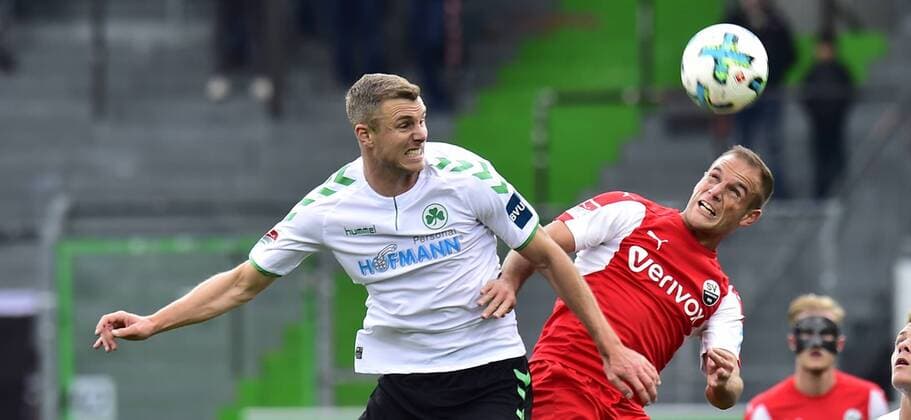 28 10 2017 Football Season 2017 2018 2 Soccer Bundesliga 12 Gameday SpVgg Greuther Fürth Clover SV Sandhausen SVS MeZi Richard Magyar 5 SpVgg Greuther Fürth left in the header with Manuel Stiefler 21 SV Sandhausen right