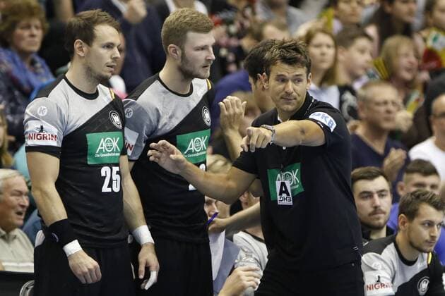 vl Kai Häfner Philipp Weber Trainer Christian Prokop gives instructions gesticulating gestures with the arms gives instructions gesticulate handball international match Germany Spain xtgx