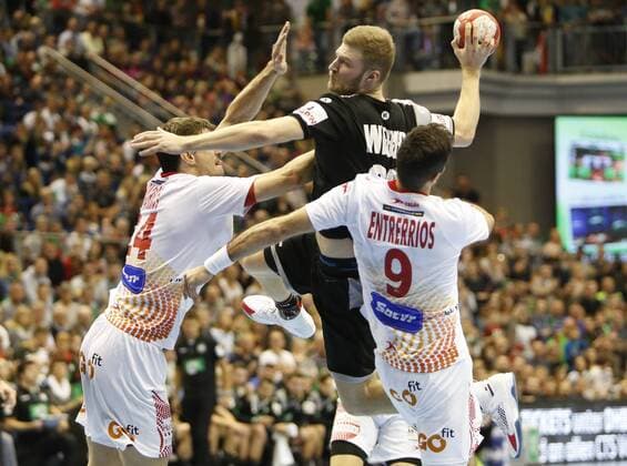 vl Viran Morros de Argila Philipp Weber Raul Entrerrios Rodriguez Duel duel tackle Dynamics Action Action Handball Internationals Germany Spain xtgx