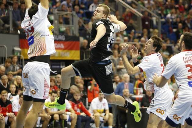Julius Kühn throws a goal Handball international match Germany Spain xtgx
