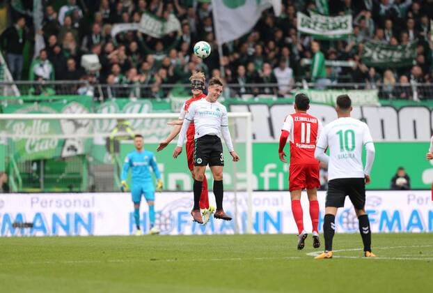 David Raum SpVgg Greuther Fuerth in the header duel with Marcel Seegert SV Sandhausen Encounter SpVgg Greuther Fuerth vs SV Sandhausen 28 10 2017 2 Bundesliga Fuerth Copyright: xWuestx Eibner-Pressefotox EP_fwt