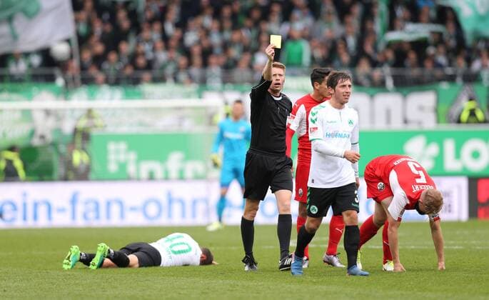 Referee Christian Dingert shows Maximilian Wittek SpVgg Greuther Fuerth the yellow card Match SpVgg Greuther Fuerth vs. SV Sandhausen 28 10 2017 2 Bundesliga Fuerth Copyright: xWuestx Eibner-Pressefotox EP_fwt