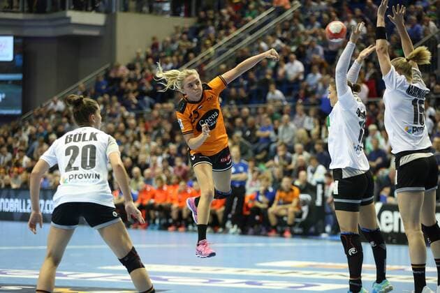 28 10 2017 xcsx Handball Laender match Women Germany Netherlands emspor v l Charris Rozemalen Netherlands throws Julia Behnke Germany and Kim Naidzinavicius Germany in block Magdeburg