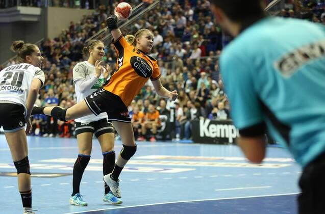 28 10 2017 xcsx Handball Laender match Women Germany Netherlands emspor v l Merel Freriks Netherlands at the throw of the circle Magdeburg