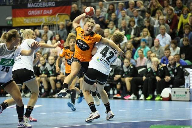 28 10 2017 xcsx Handball Laender match Women Germany Netherlands emspor v l Rachel De Haze Netherlands throwing Friederike Gubernatis Germany in defense Magdeburg
