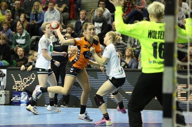28 10 2017 xcsx Handball Laender match Women Germany Netherlands emspor v Larissa Nusser Netherlands at the throw against Clara Woltering Germany Magdeburg
