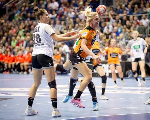 Charris Rozemalen No. 25 Netherlands against Angie Geschke No. 26 Germany in the throw Germany Netherlands Magdeburg Copyright: xDanielxReinelt xEibner-Pressefotx EP_drt