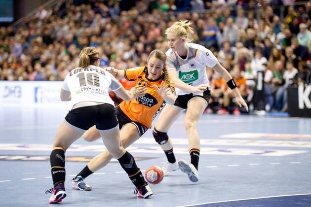 Anna Loerper No. 10 Germany and dd29 defend against Larissa Nusser No. 20 Netherlands Germany Netherlands Magdeburg Copyright: xDanielxReinelt xEibner-Pressefotox EP_drt
