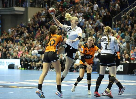 28 10 2017 xcsx Handball Laender match Women Germany Netherlands emspor v l Sehnia Minevskaja Germany throwing Larissa Nusser Netherlands in defense Magdeburg