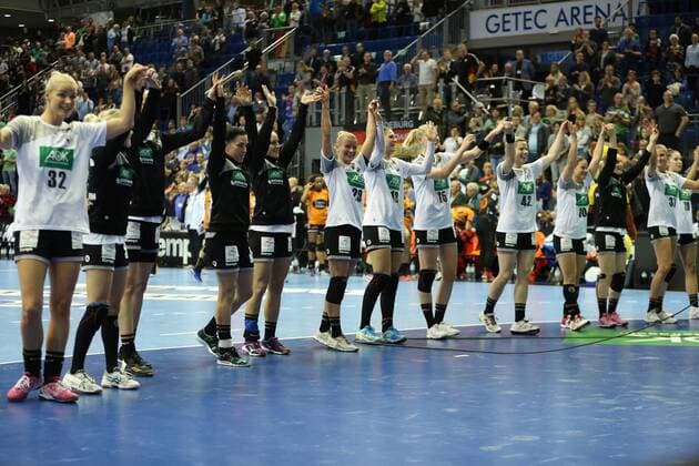28 10 2017 xcsx Handball Laender match Women Germany Netherlands emspor v l the german players thank the fans after the game Magdeburg