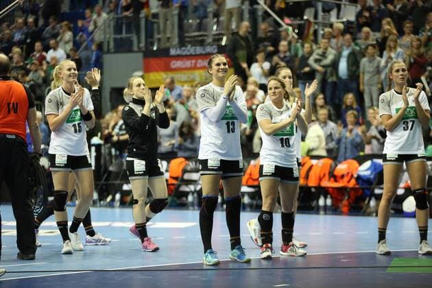 28 10 2017 xcsx Handball Laender match Women Germany Netherlands emspor v l the german players thank the fans after the game Magdeburg