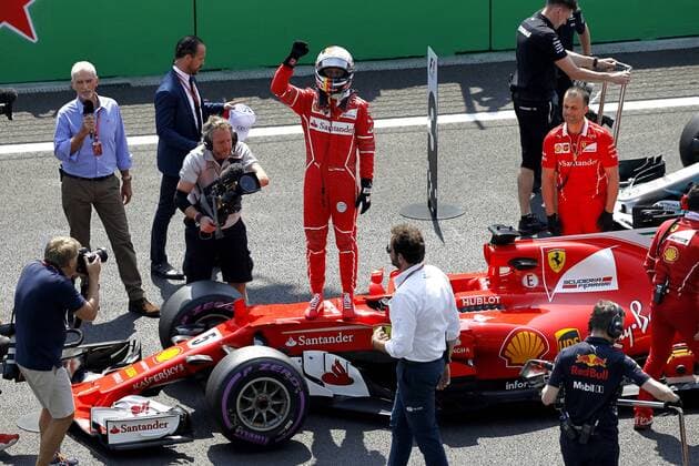 Bilder des Tages - SPORT German Formula One driver Sebastian Vettel of Ferrari celebrates the pole position during the qualification of the Formula One Mexico s Grand Prix at the Hermanos Rodriguez racetrack, in Mexico City, Mexico, 28 October 2017. Mexico s Formula One Grand Prix takes place on 29 October 2017. Mexico Formula One Grand Prix !ACHTUNG: NUR REDAKTIONELLE NUTZUNG!  Copyright: xUlisesxRuizxBasurtox CMX100 20171028-636448236096767631