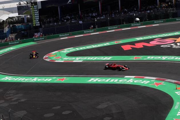 28.10.2017 - Qualifying, Daniel Ricciardo (AUS) Red Bull Racing RB13 and Kimi Raikkonen (FIN) Scuderia Ferrari SF70H Mexican Grand Prix, Mexico City 26 - 29 October 2017 28.10.2017 - Qualifying, Daniel Ricciardo (AUS) Red Bull Racing RB13 and Kimi Raikkonen (FIN) Scuderia Ferrari SF70H 