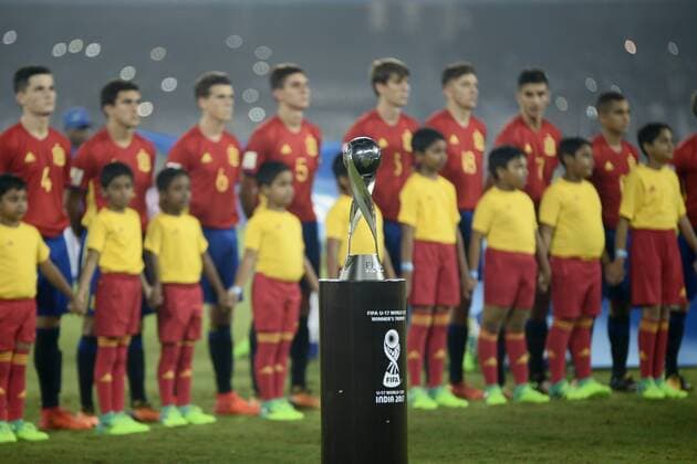 India: England wins FIFA U17 U 17 World Cup FIFA U 17 World Cup India 2017 trophy displays before the Final match in Kolkata. Player of England and Spain in action during the FIFA U 17 World Cup India 2017 Final match on October 28, 2017 in Kolkata. England wins FIFA U 17 World Cup 5 - 2 goals against Spain. Kolkata West Bengal India Kolkata  SaikatxPaulx xPacificxPress