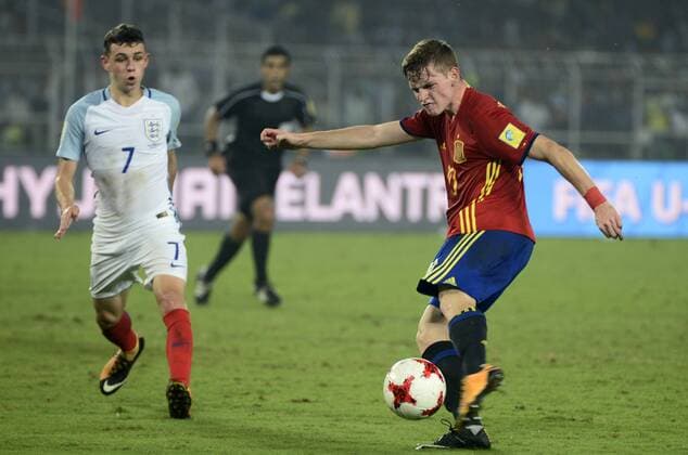 India: England wins FIFA U17 U 17 World Cup Spain Segio Gomez( jersey 10) kicks the football during the FIFA U 17 World Cup India 2017 Final match in Kolkata. Player of England and Spain in action during the FIFA U 17 World Cup India 2017 Final match on October 28, 2017 in Kolkata. England wins FIFA U 17 World Cup 5 - 2 goals against Spain. Kolkata West Bengal India Kolkata  SaikatxPaulx xPacificxPress