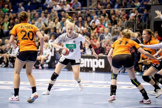 Kim Naidzinavicius Nr 15 Germany vs Larissa Nusser Nr 20 Netherlands and Lynn Knippenborg Nr 11 Netherlands Germany Netherlands Magdeburg Copyright: xDanielxReinelt xEibner-Pressefotox EP_drt