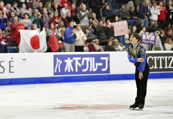 Figure skating Eiskunstlauf Shoma Uno earns 1st win of season at Skate Canada Shoma Uno of Japan acknowledges the crowd after performing in the men s singles free program at Skate Canada International at Brandt Center in Regina, Canada, on Oct. 28, 2017. Uno won with a total of 301.10, securing his first victory of the season in the ISU Grand Prix Figure Skating series. 