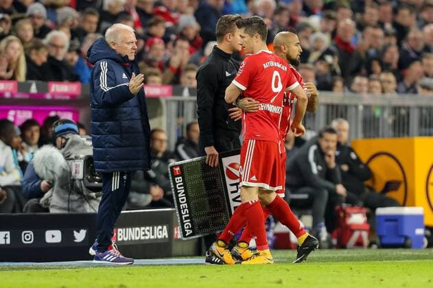 Muenchen Germany 28 10 2017 1 Bundesliga 10 Day Bayern Bayern Munich RB Leipzig Co Trainer Hermann Gerland FCB Arturo Erasmo Vidal FCB Robert Lewandowski FCB DeFodi048