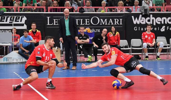 Volleyball 1 Bundesliga Season 2017 2018 TV Rottenburg VfB Friedrichshafen 28 10 2017 Chance TV Rottenburg Idner Faustino Lima Martins left mid Federico Cipollone re and Hans Peter Mueller Angstenberger middle rear Rottenburg