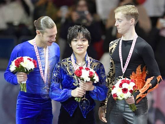 Figure skating Eiskunstlauf Uno earns 1st Grand Prix title of season at Skate Canada Shoma Uno (C) of Japan poses for a photo on the podium after winning the Skate Canada International at Brandt Center in Regina, Canada, on Oct. 28, 2017, alongside runner-up Jason Brown (L) of the United States and third-place finisher Alexander Samarin of Russia. 