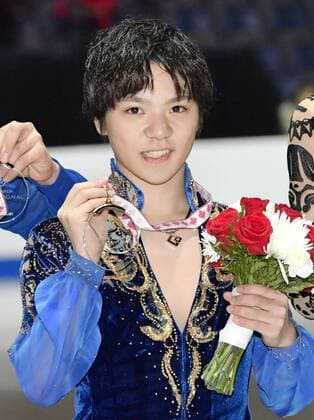 Figure skating Eiskunstlauf Shoma Uno earns 1st win of season at Skate Canada Shoma Uno of Japan poses for a photo with his gold medal after winning the Skate Canada International, his first victory of the season in the ISU Grand Prix Figure Skating series, at Brandt Center in Regina, Canada, on Oct. 28, 2017. 