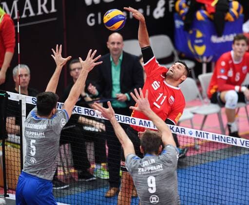 Volleyball 1 Bundesliga Season 2017 2018 TV Rottenburg VfB Friedrichshafen 28 10 2017 Idner Faustino Lima Martins behind TV Rottenburg vs David Sossenheimer VfB and Philipp Collin re VfB Rottenburg