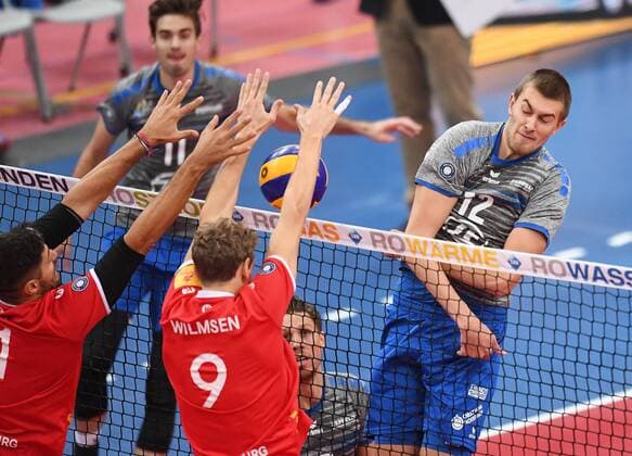 Volleyball 1 Bundesliga Season 2017 2018 TV Rottenburg VfB Friedrichshafen 28 10 2017 Jakob Guenthoer re VfB against Lars Wilmsen Mitte TV Rottenburg as well as Idner Faustino Lima Martins li TV Rottenburg watched by Tomas Kocian middle down VfB Rottenburg