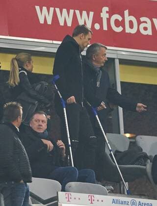 Manuel NEW FCB 1 injured with jumps Nina Weiss Wife with his side Wolfgang NIERSBACH EX DFB President FC BAYERN MUENCHEN RB LEIPZIG 2 0 Soccer 1 Bundesliga Muenchen am 28 10 2017 10 Day Season 2017 2018 1 League 1 Bundesliga FCB Red Bull