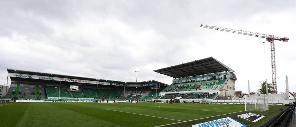 28 10 2017 Football season 2017 2018 2 Soccer Bundesliga 12 day SpVgg Greuther Fürth Cloverleaf SV Sandhausen SVS Feature Impression Symbol image Symbolfoto Panorama Sportstadium Stadion Arena Südkurve Stand Main stand Construction site Baukran