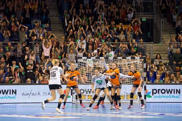 Handball Magdeburg 28 10 2017 Internationals National Team DHB Women Germany GER Netherlands NED Spectators Jubilant Enthusiasm Fan Fans Kim Naidzinavicius Germany No 15